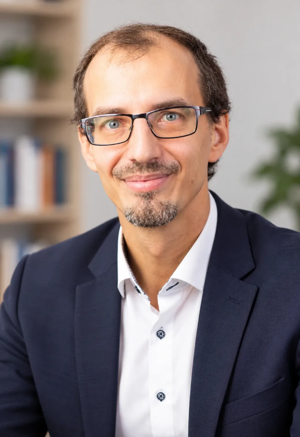 Porträt von Markus Holzapfel im dunklen Sakko und weißem Hemd