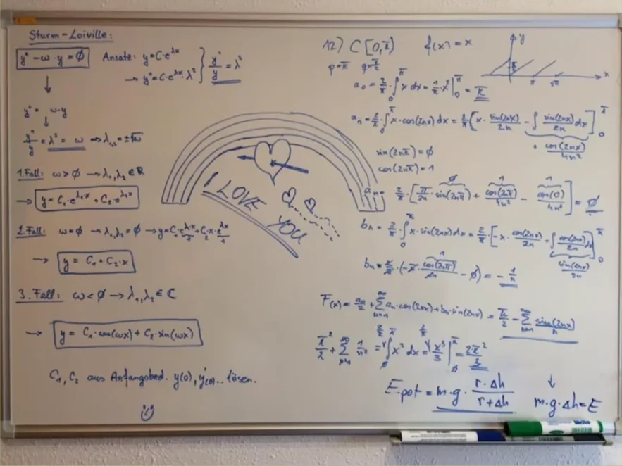 Whiteboard mit Differentialgleichungen, Fourier-Reihen und einem Regenbogen mit Herz